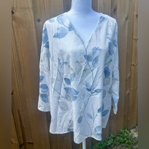 🏝️2/$15 Floral V-Neck Women's Top - Blue and White